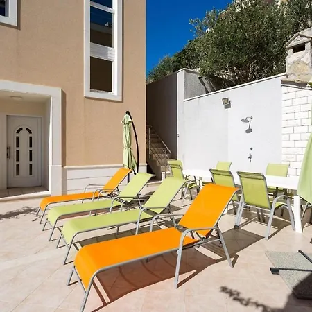 Apartment In Mit Grosser Terrasse
